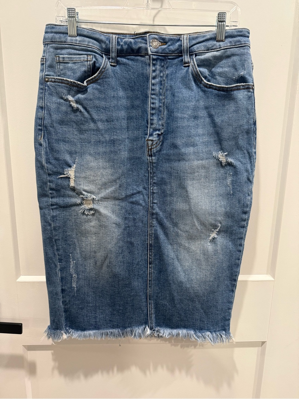 Risen Distressed Light Wash denim pencil skirt
Size Xl